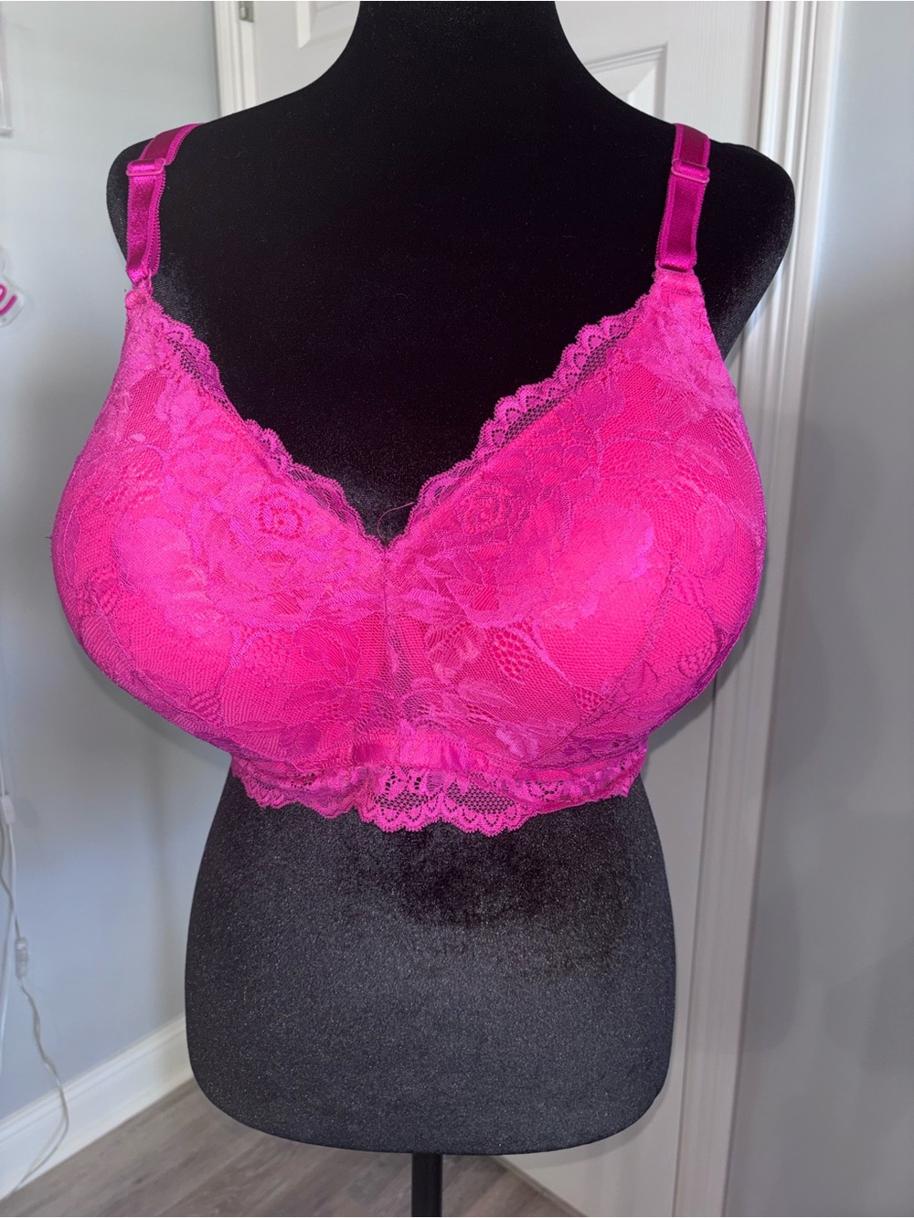 Torrid Curve Hoy Pink Lace Padded Bra size 42DD - like new- wire-free